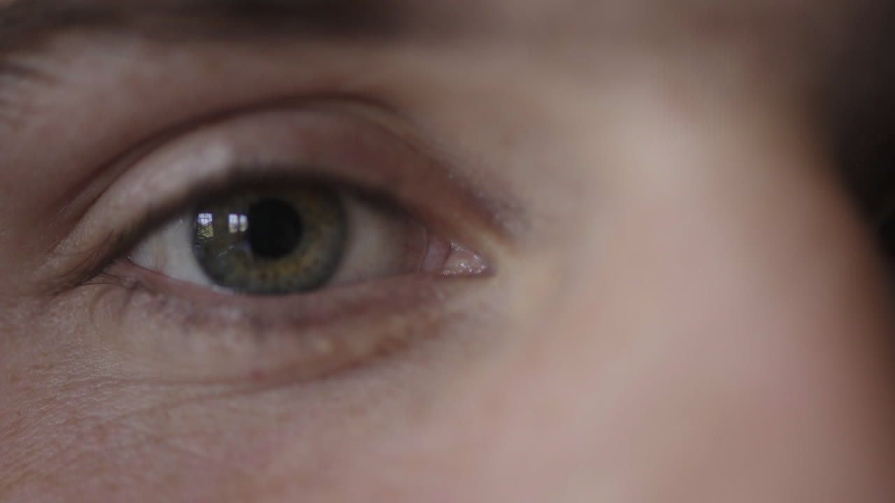 가까이에서 아름다운 남성 녹색 눈을 쳐다보고 아이리스에 대한 사려 깊은 반사 세부 매크로