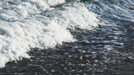 Zeitlupe-Von-Wunderschönen-Blauen-Meerwasserwellen,-Die-Gegen-Tropischen-Sandstrand-Spritzen