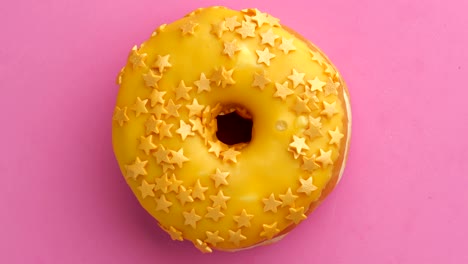 el donut glazado de primer plano.