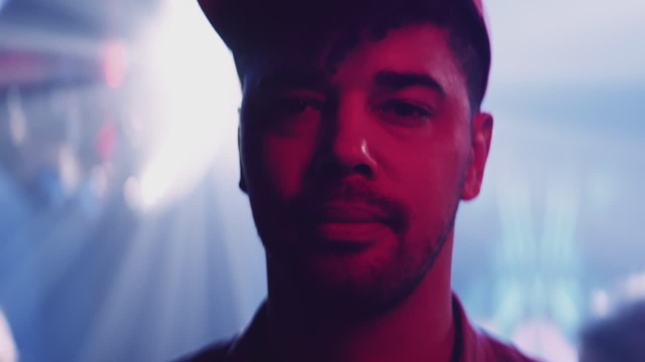 hombre en un club nocturno