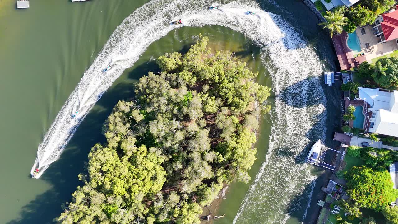 um emocionante passeio de jet ski em torno de uma ilha exuberante.