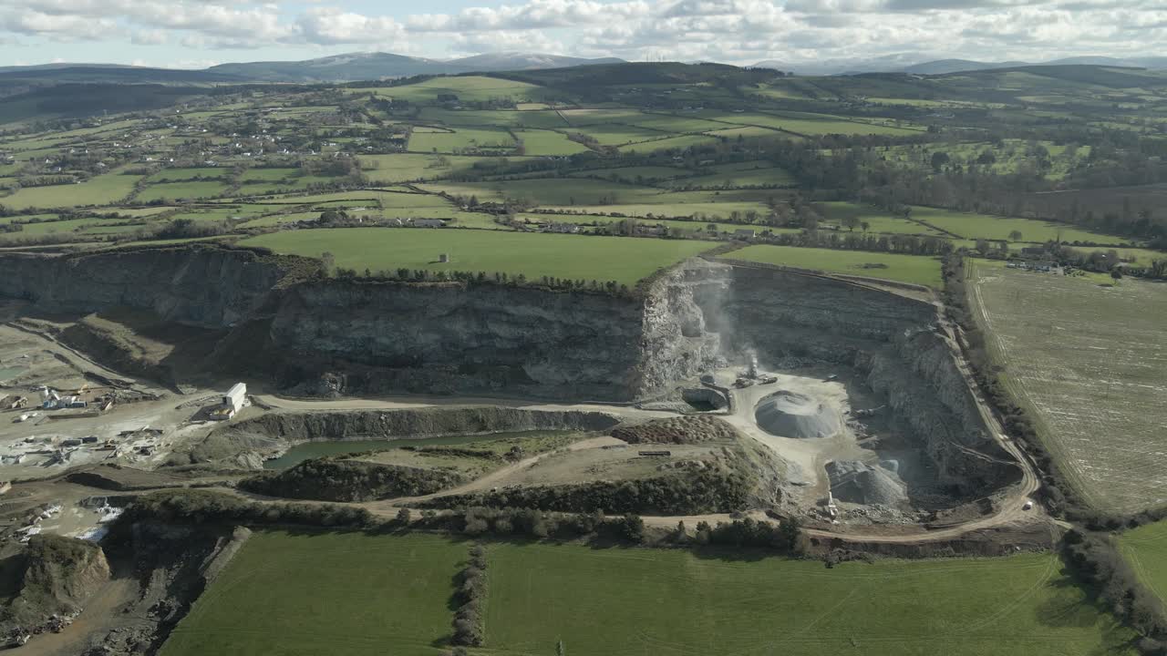 fotografía aérea de una gran cantera cerca de la autopista n7 en windmill hill rathcoole, irlanda