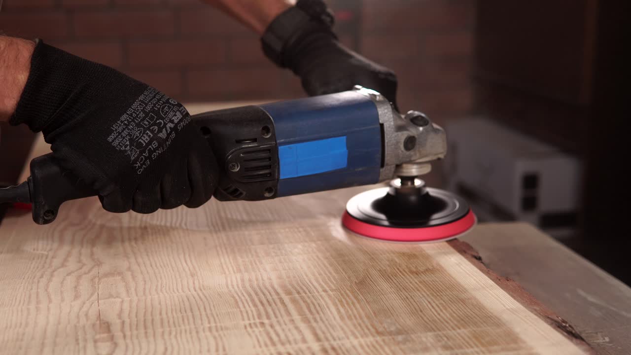 manchando una tabla de madera con un molinillo eléctrico