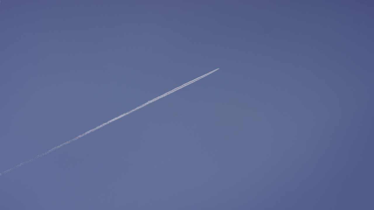 푸른 하늘에서 비행기 콘트레일