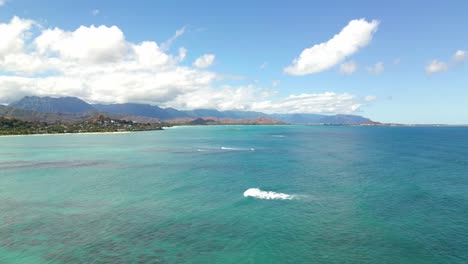 Waves-In-The-Ocean-With-Shoreline-View-In-Oahu,-Hawaii