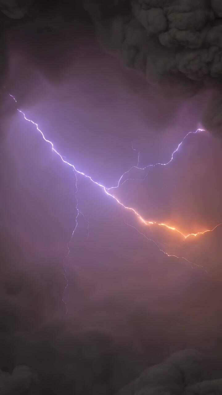 Video verticale: Carica temporalesca che genera un fulmine ramificato che vira dal viola all'arancione nel cielo illuminando le nuvole