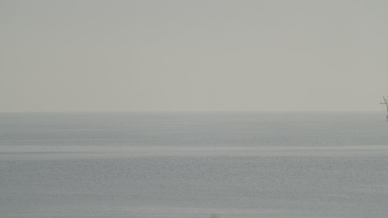 ferdinand magellan nao victoria carrack 보트 복제품은 지중해에서 일출 시 잔잔한 바다에서 날아가는 새와 함께 슬로우 모션 60fps로 프레임에 진입합니다.