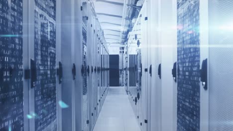 senderos de luz y procesamiento de datos sobre una sala de servidores de computadoras vacía