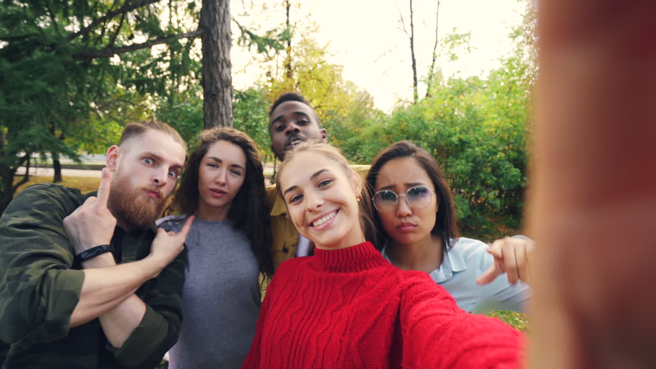 공원에서 셀피를 찍는 친구들