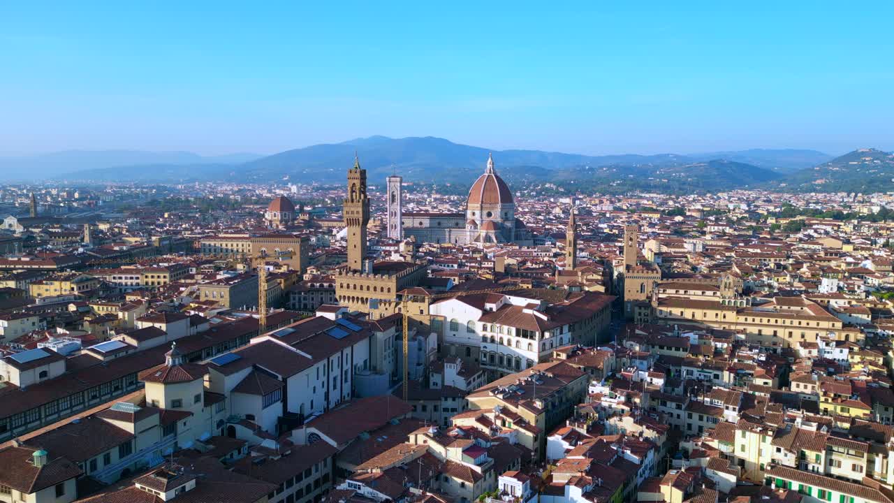 Perfetta ripresa aerea dall'alto del Duomo e della città medievale di Firenze, Toscana, Italia.