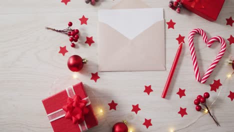 video de decoraciones de navidad con regalos y sobres sobre fondo de madera