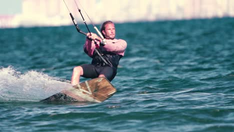 Sportler-übt-An-Einem-Windigen-Tag-An-Der-Spanischen-Küste-Kitesurfsport-Am-Strand-Aus