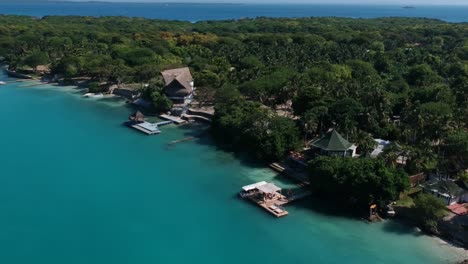 Drone-Volando-Sobre-Un-Pequeño-Hotel-En-La-Isla-De-Rosario-Con-Un-Bote-Pequeño