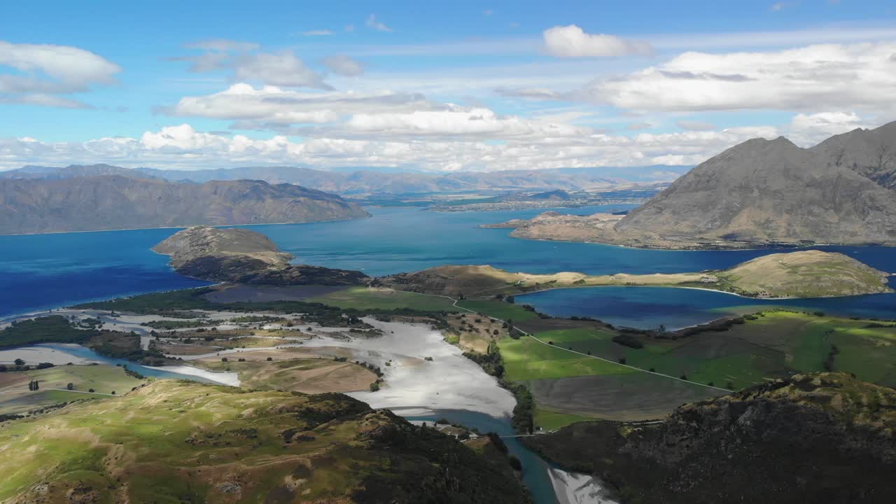 impresionante vista aérea del lago wanaka, el pico de roy