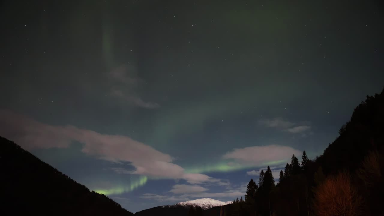 luces del norte aurora boreal en tiempo real sobre las montañas del oeste de noruega