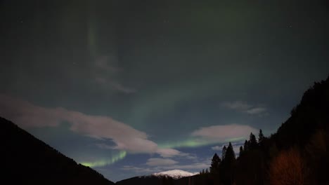 luces del norte aurora boreal en tiempo real sobre las montañas del oeste de noruega