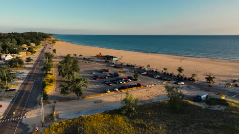 Luftdrohnenpositionierung-Für-Eine-Aufnahme-über-Einem-Sonnigen-Strand