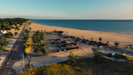 posicionamiento de drones aéreos para un disparo sobre una playa soleada