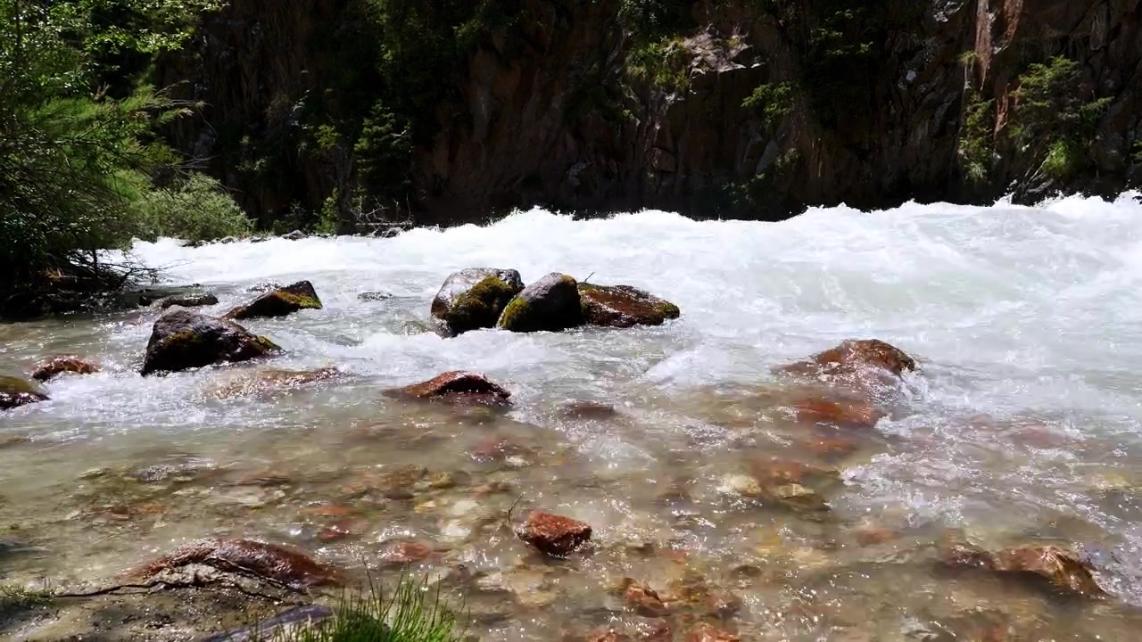 Primo piano di un fiume che scorre attraverso una valle vicino a Jeti-Ogüz.