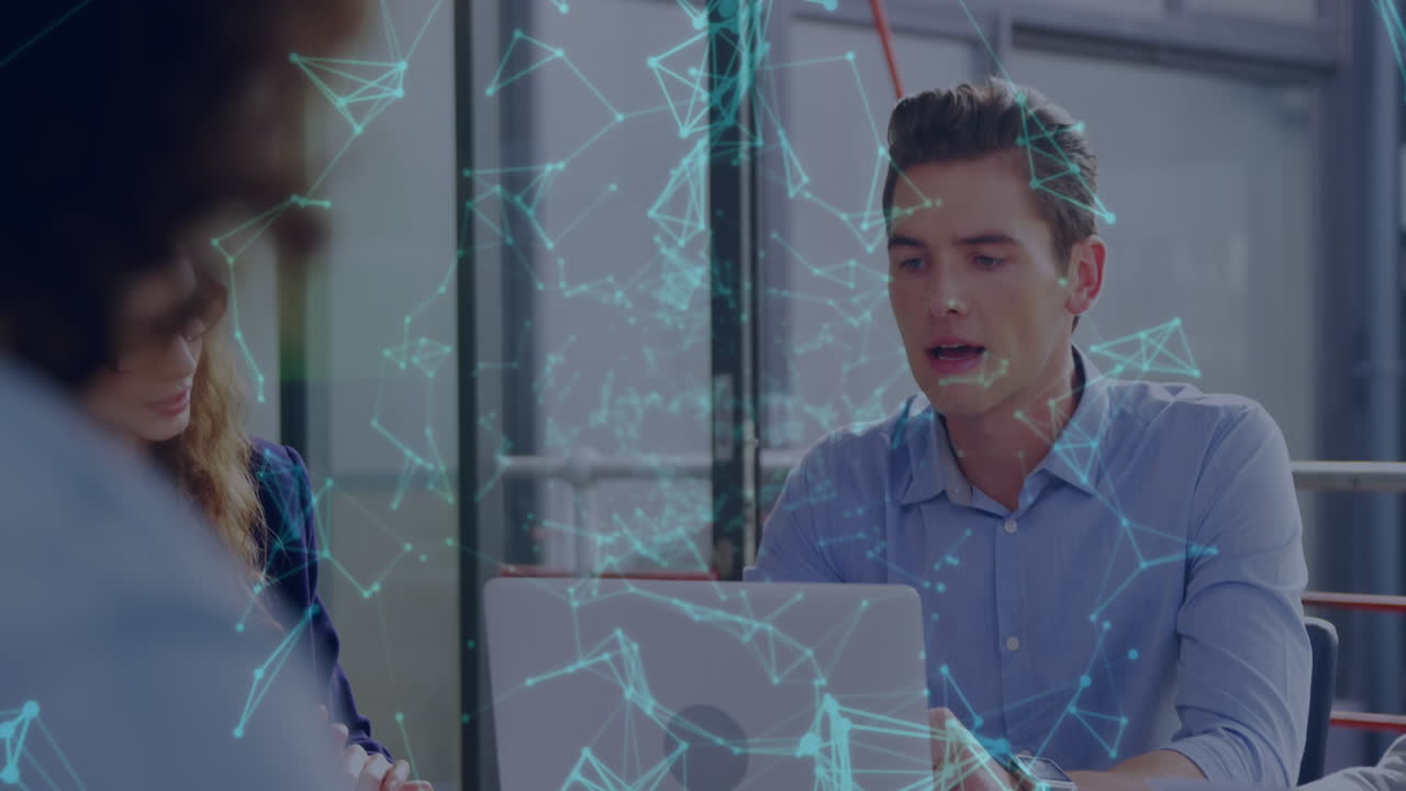 사무실에서 아이디어를 공유하는 다양한 동료 직원들에 대한 기하학적 모양을 형성하는 연결된 점들의 애니메이션