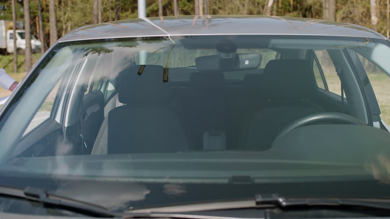 운전하는 법을 배우는 남자