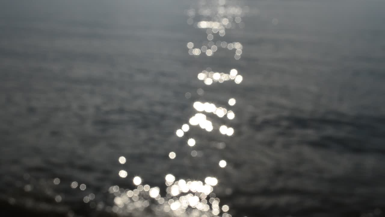 Reflet du soleil. Vague et soleil.