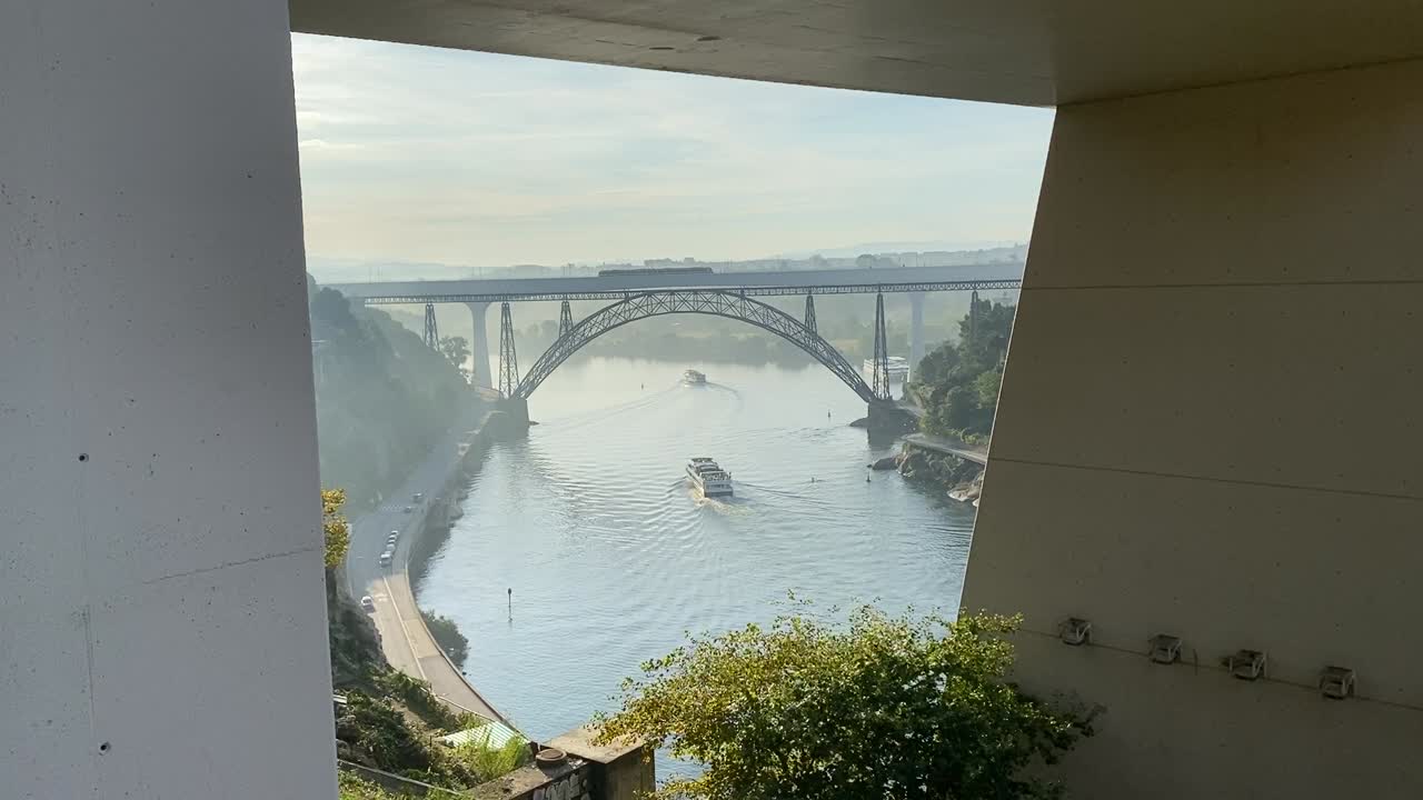 hermosa toma a través de la ventana del ferry que cruza el río oporto, portugal