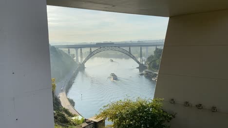 Schöne-Aufnahme-Durch-Das-Fenster-Einer-Fähre,-Die-Den-Fluss-Porto,-Portugal,-überquert