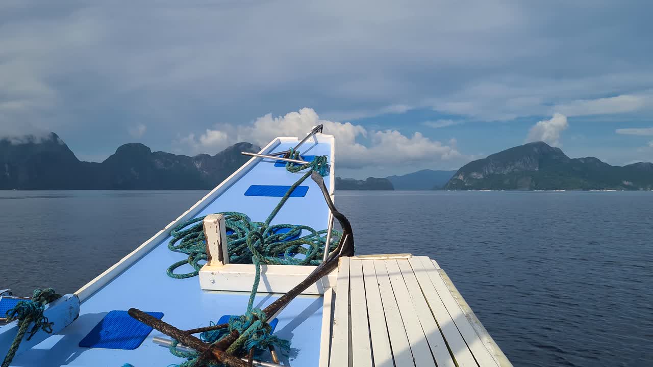 Bug eines philippinischen Bootes während der Fahrt zwischen unbewohnten, abgelegenen Inseln (POV)