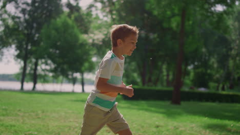 Niño-Feliz-Corriendo-En-El-Parque-Verde.-Niño-Alegre-Jugando-A-Ponerse-Al-Día-El-Fin-De-Semana-Al-Aire-Libre