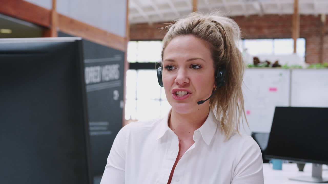 agente de servicios al cliente que trabaja en el escritorio en el centro de llamadas