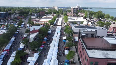 Wyandotte-Art-Fair-in-Wyandotte-Michigan,-USA,-Detroit-River-in-the-background