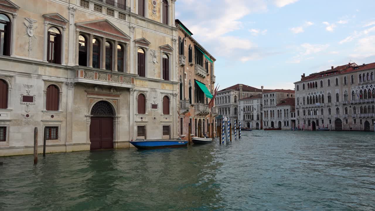 Vista del canale che scorre attraverso la storica città di Venezia.