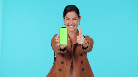 mujer mostrando un teléfono de pantalla verde