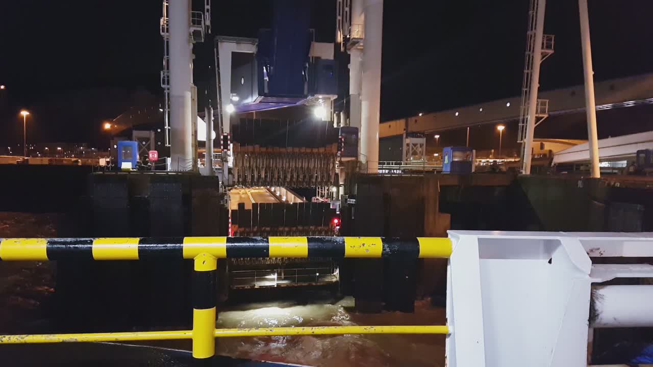 llegando al puerto de calais en francia tormenta en el puerto de dover, reino unido