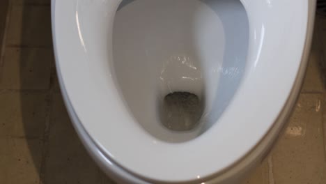 secuencia de descarga y rellenado de un inodoro