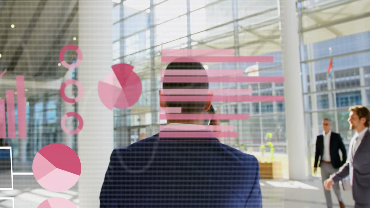 Animation af databehandling over en forretningsmand af blandet etnicitet set bagfra, der taler i smartphone på kontoret