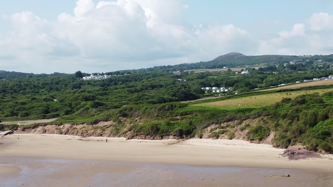 traethligwy anglesey exuberante trekking colina panorámica aérea vista por encima de la playa de arena