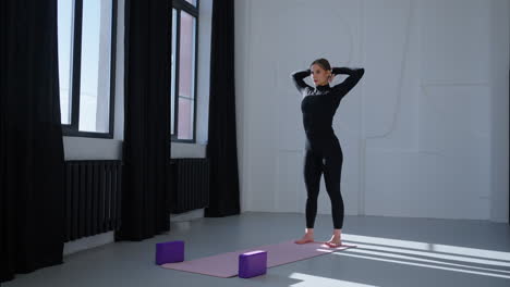 mujer practicando yoga en un estudio