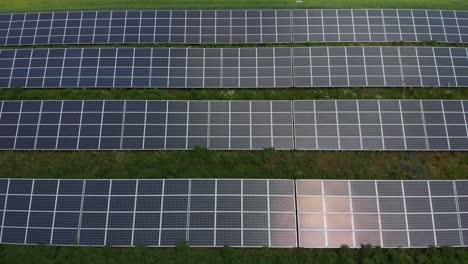 Panorámica-Aérea-Sobre-Las-Células-Solares-De-La-Planta-De-Energía-Fotovoltaica