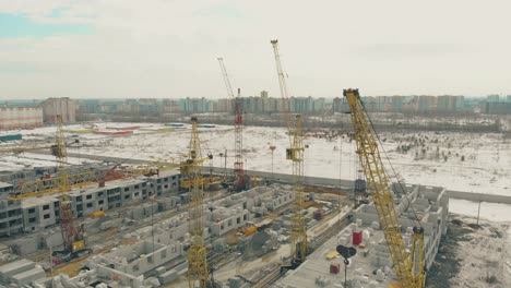 grúas torre en el sitio de construcción en la vista superior del día de invierno