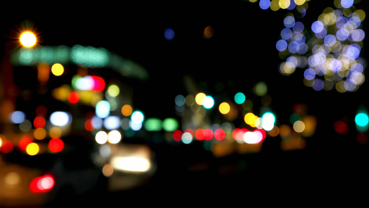 bokeh colorido de las luces en la calle por la noche 4k