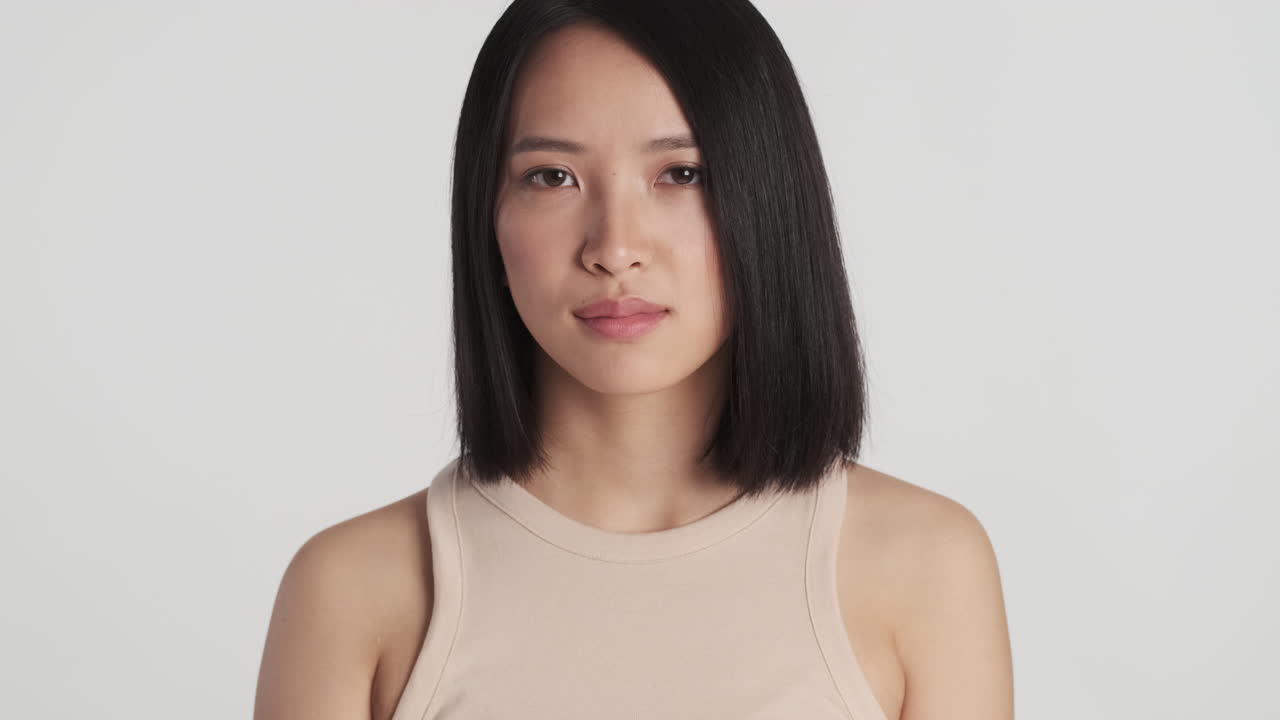 카메라에 미소 짓는 아시아 여성.