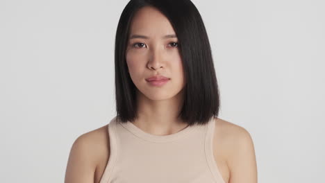 카메라에 미소 짓는 아시아 여성.