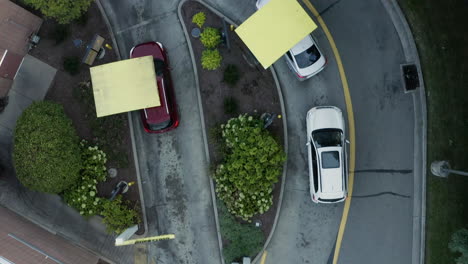 Drone-Sobrevuelo-Aéreo-Restaurante-De-Comida-Rápida-Drive-Thru-Carriles-Con-Autos-En-Cola-Colocando-Orden