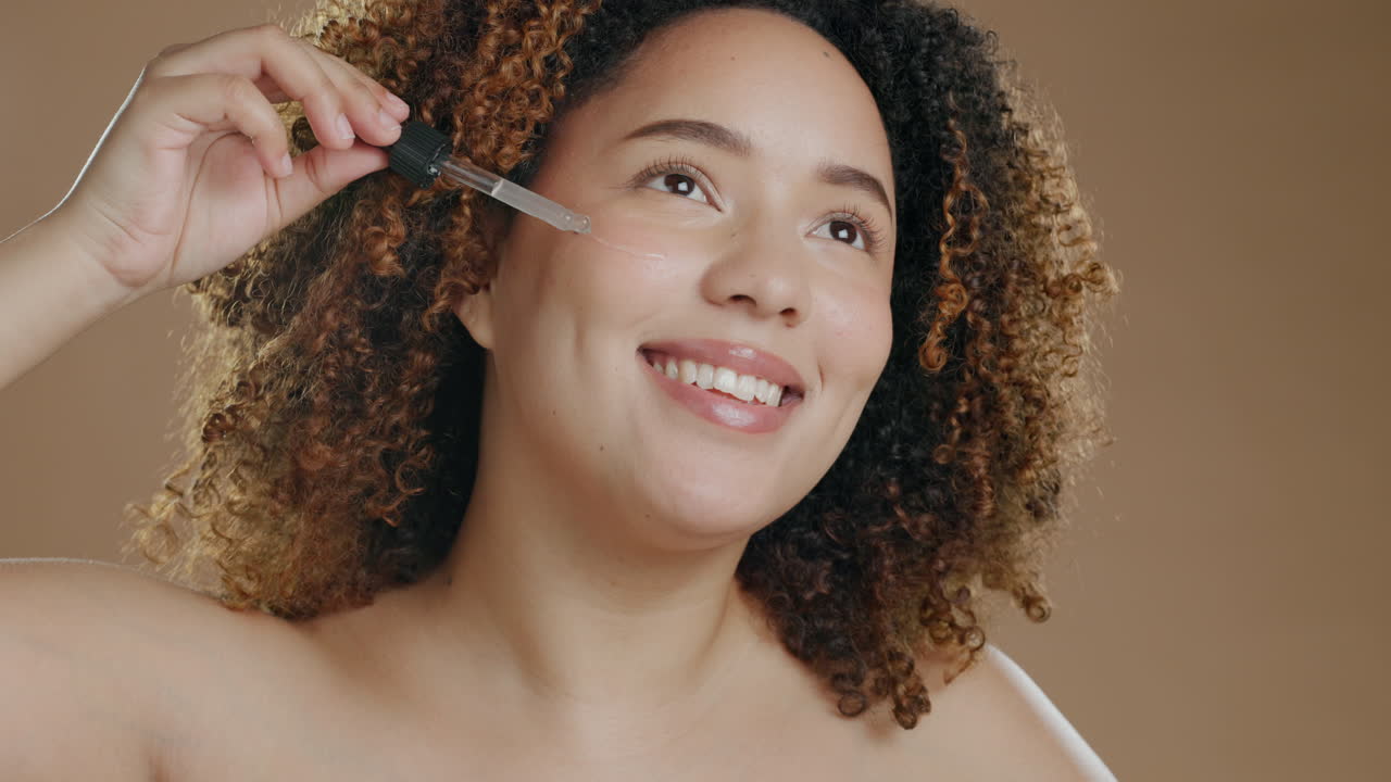 cuidado de la piel, salud y mujer con suero facial