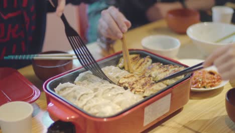 In-Einem-Sharehouse-In-Kyoto,-Japan,-Wurden-Leckere-Gyoza-Knödel-Gekocht-Und-Mit-Einem-Bruno-Gekocht