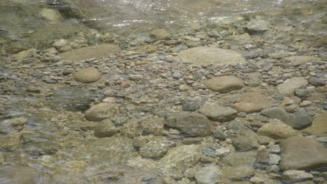 Klarer-Bergbach-Mit-Felsen