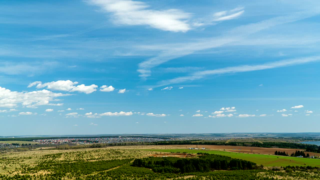 video aéreo de un hermoso paisaje de verano, volando sobre el terreno plano, lapso de tiempo, hermoso panorama de verano desde la vista de un pájaro, bucle de video