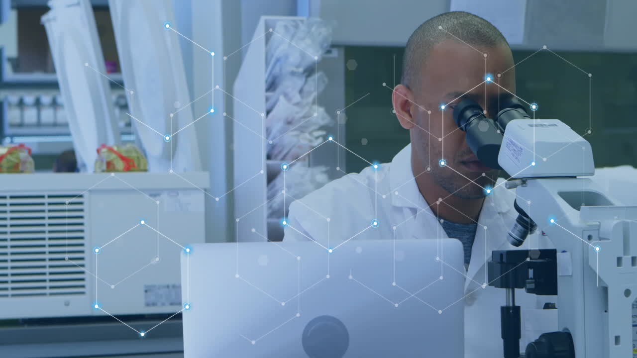 animação de rede de conexões sobre cientista masculino biracial.